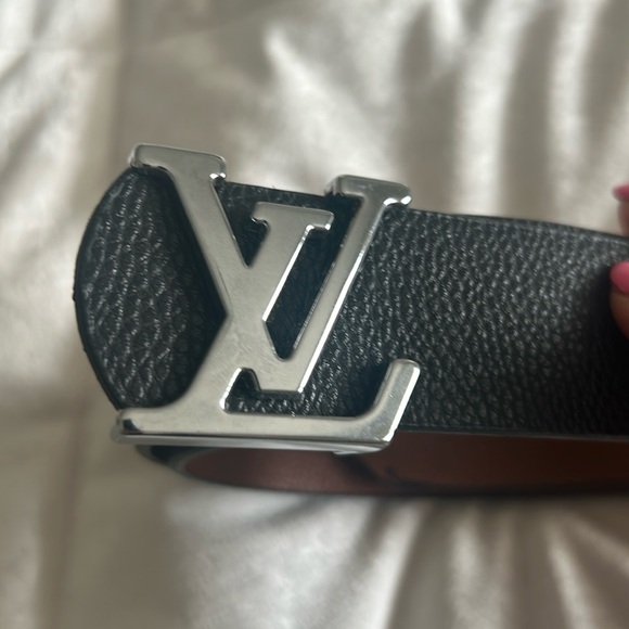 Accessories - Fashionable black belt with silver buckle